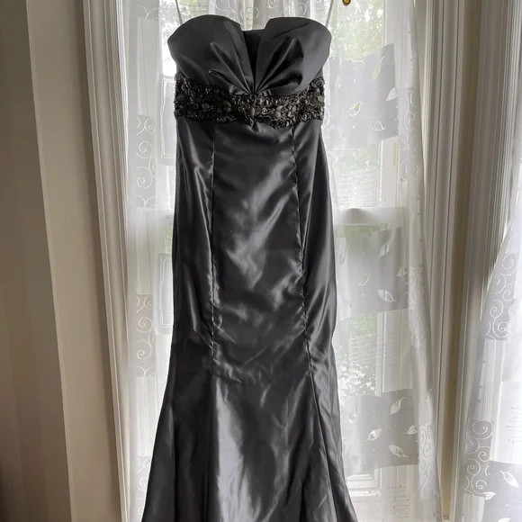 Love Gown mermaid style, worn once—- Needs to be dry cleaned to remove stain - Picture 2 of 10
